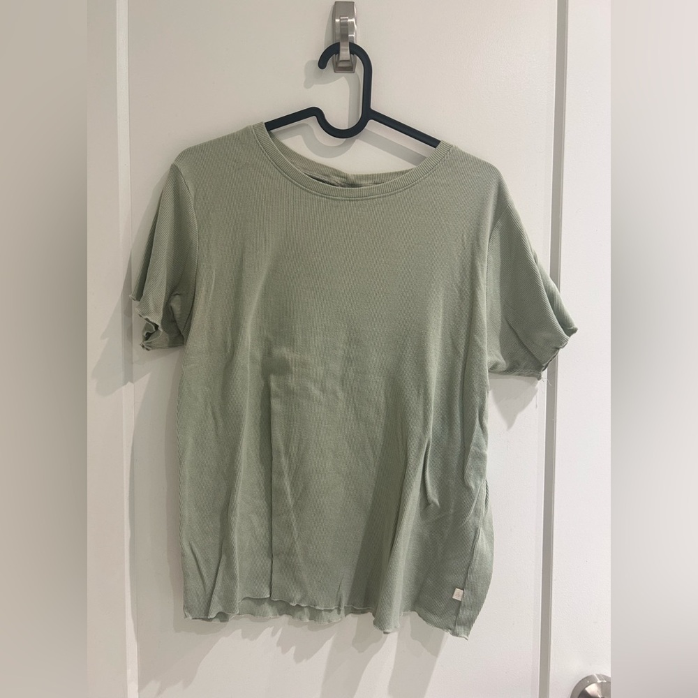 Ribbed tee with ruffled hem